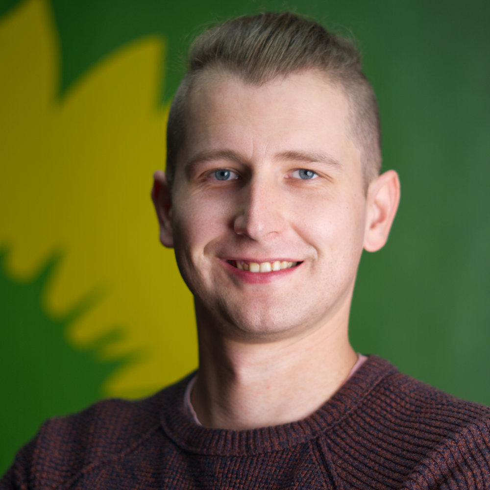 Profilbild Harald Kenst für grünem Hintergrund mit Logo von Die Grünen