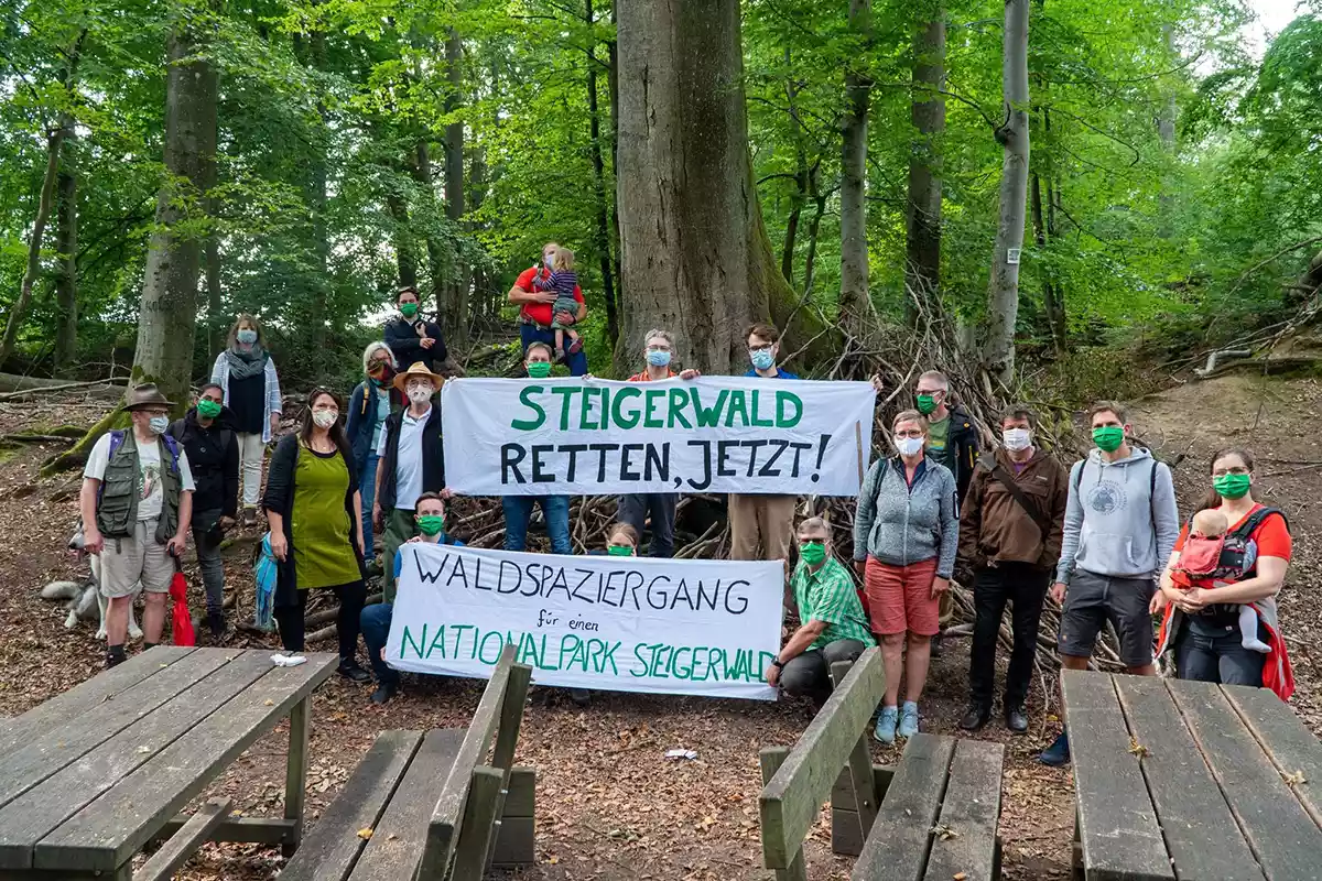 Mitglieder von Grüne Oberfranken im Transparenten für einen Nationalpark Oberfranken